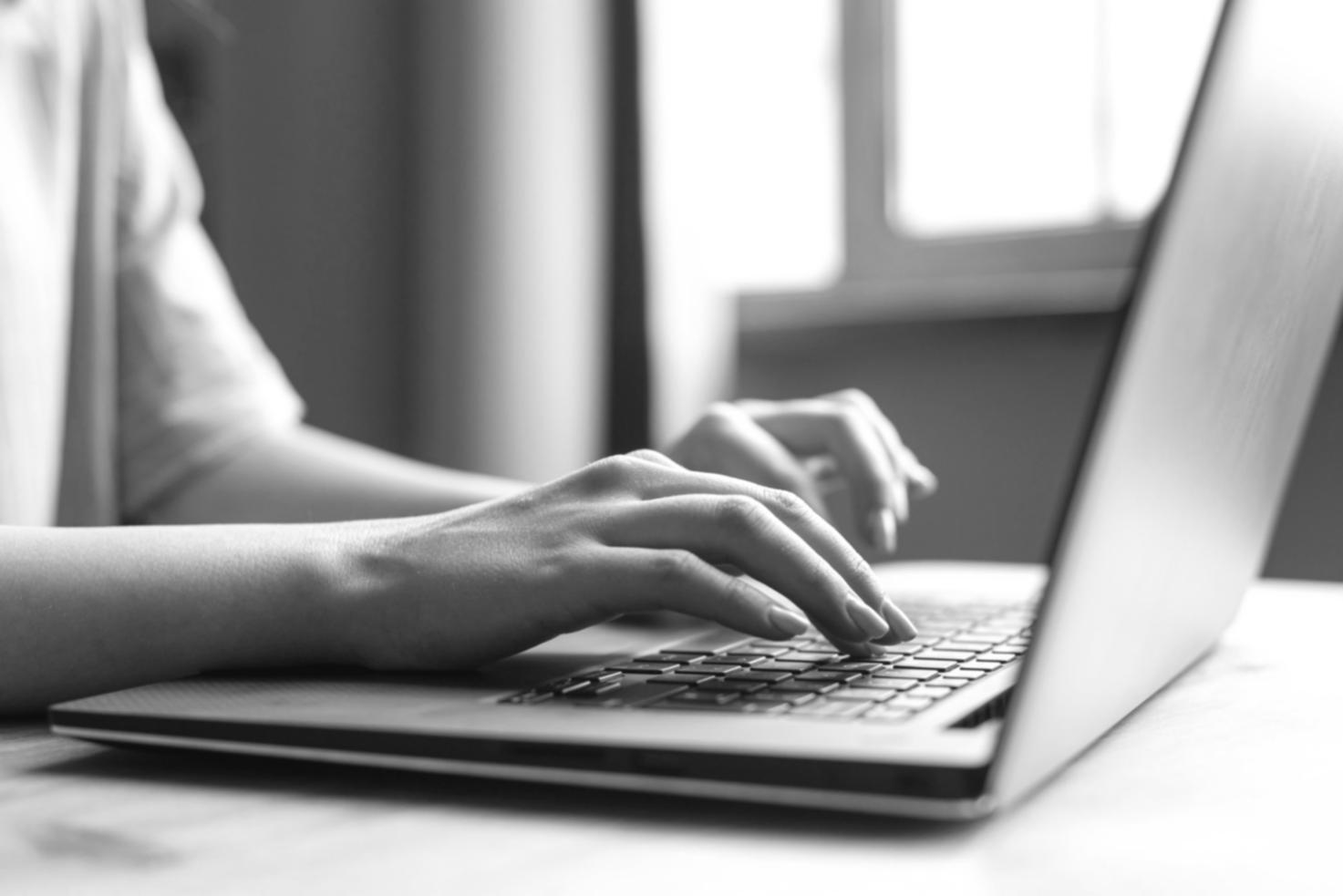 Graphiques et tableaux de bord financiers affichés sur un écran d'ordinateur